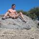 Nudo a gambe aperte